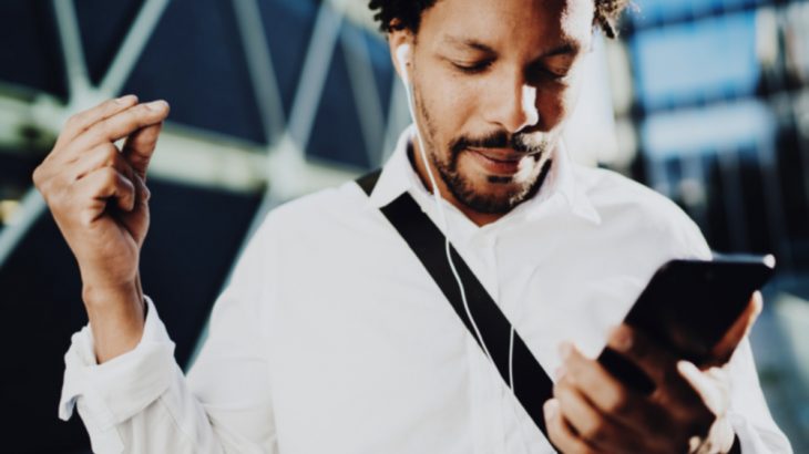 Mann mit Smartphone & Headset